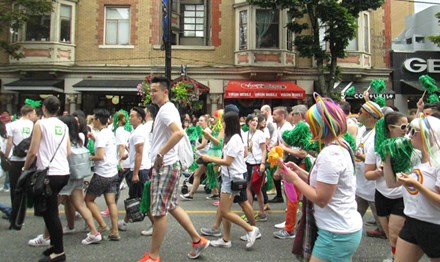 Nhiều người gốc châu Á tham gia lễ hội.
